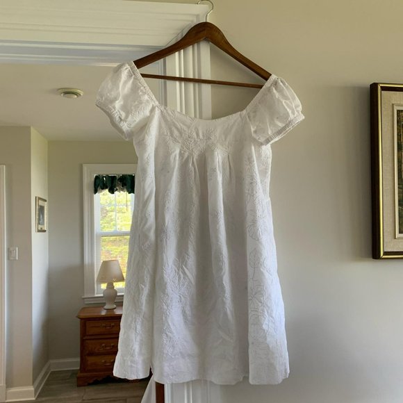 Vintage Dresses & Skirts - Vintage white mini babydoll dress with puff sleeves and flower embroidery